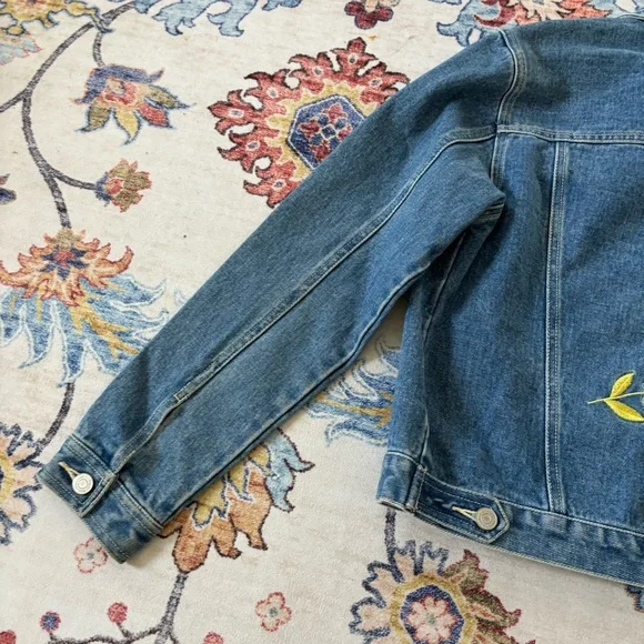 Y2K No Boundaries Embroidered Flower Classic Denim Jacket - Picture 5 of 6